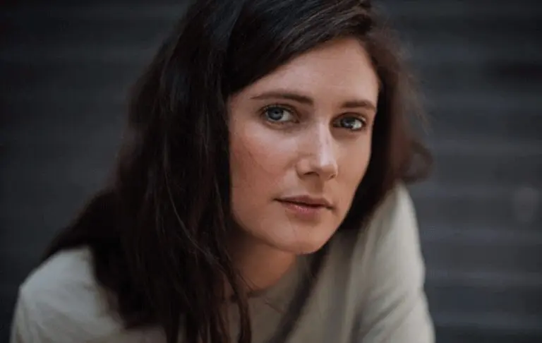 Isabel Macmaster headshot blurred background