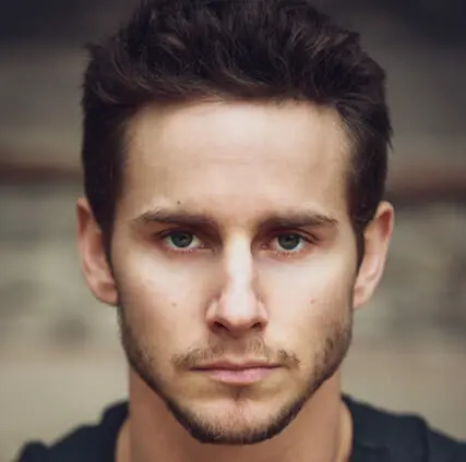 Actor Kelly Blatz outside in a blue shirt.