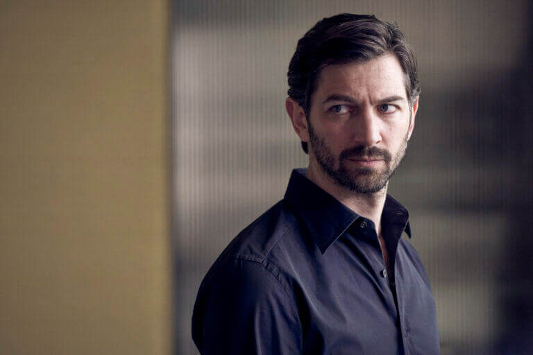 We review actor Michiel Huisman's performance on "The Flight Attendant."
