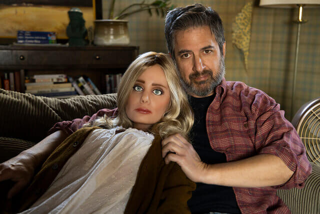 A performance review of actor and comedian Ray Romano on Made for Love.