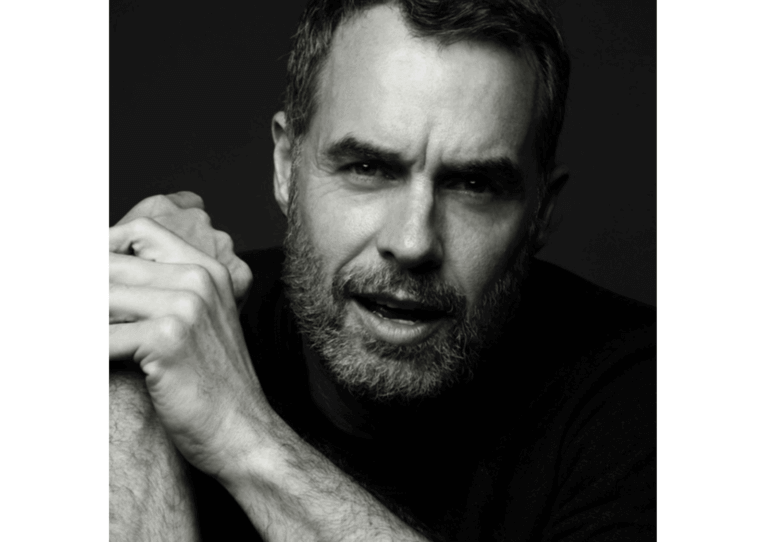 Actor Murray Bartlett gives an awesome performance in The White Lotus.