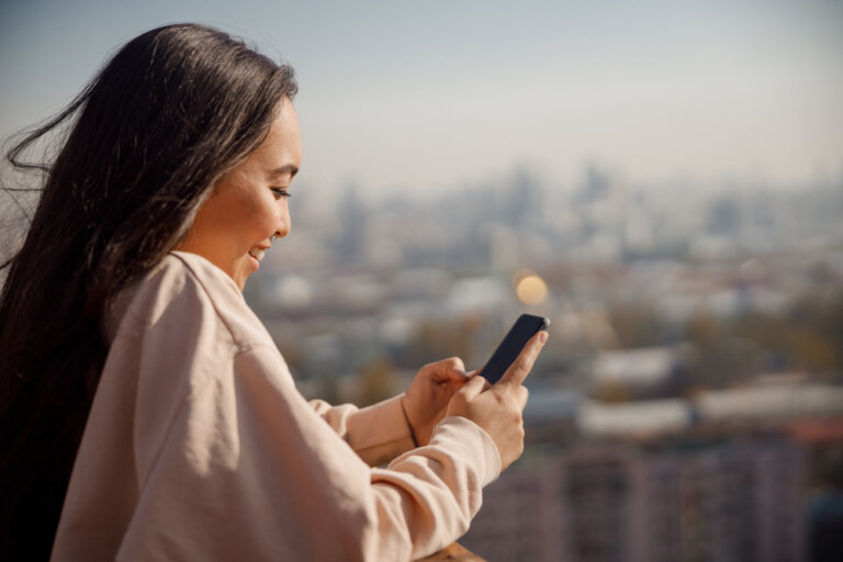 An actress using the Casting Networks mobile app on the go!