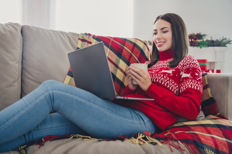 A project creator on Casting Networks checking out our holiday wrap up article and discovering new tips and tricks to make her projects great.