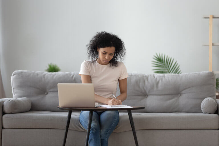 An actress creating her bucket list, which she will soon make a reality thanks to these tips.
