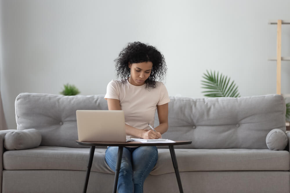 An actress creating her bucket list, which she will soon make a reality thanks to these tips.