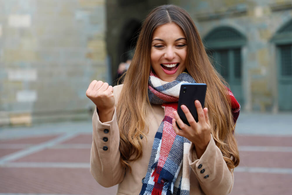 Spanish actress on her iPhone discovering that the Casting Networks iOS app is in Spanish.