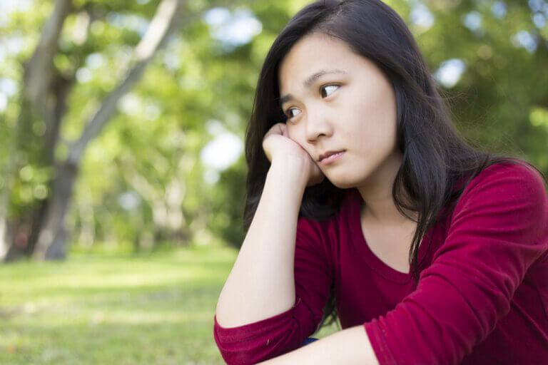 An actress in the park learning how she can deal with negative feedback.