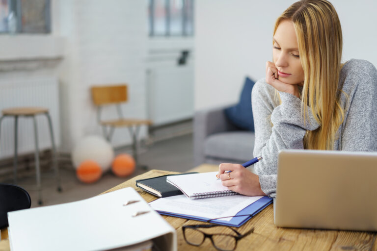 An actress making plans for her financial wellness using these three tips.