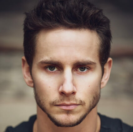 Actor Kelly Blatz outside in a blue shirt.