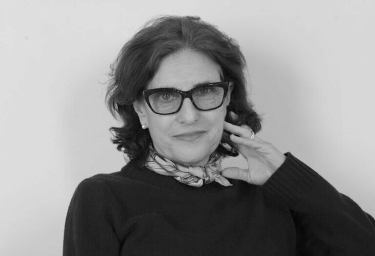 Black and white photo of casting director Avy Kaufman in. a black sweater smiling.