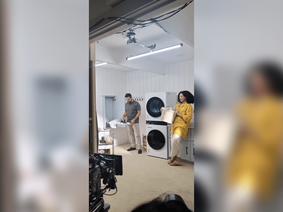 Ashlei Hazell di lokasi syuting iklan mesin LG WashTower.